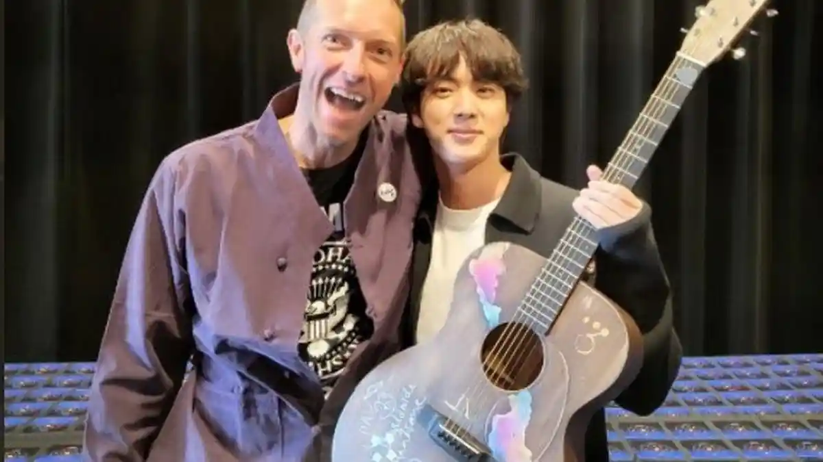 Tak Hanya Gitar, Chris Martin Coldplay juga Berikan Ini untuk Jin BTS