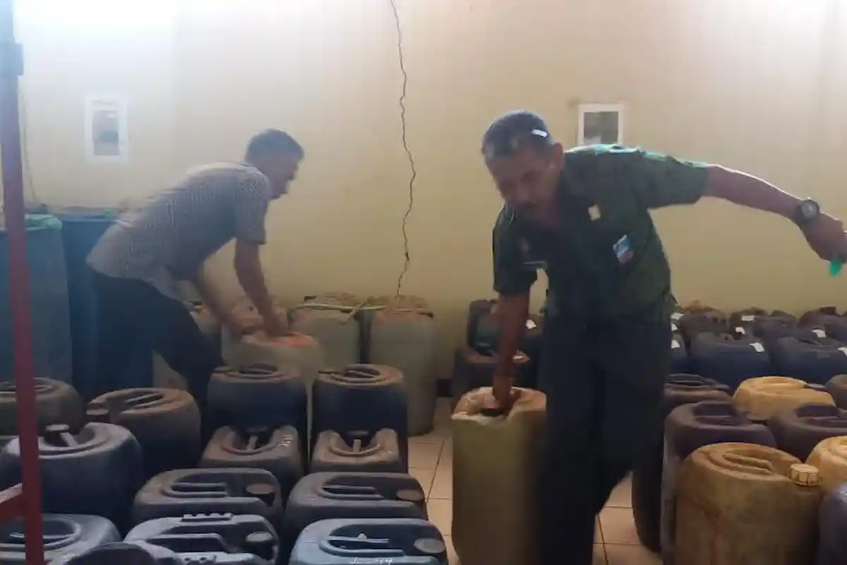 Kejari Kota Kupang Keluarkan Barang Bukti 420 Liter Minyak Tanah di Rupbasan Kupang