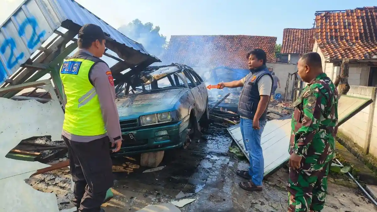 BREAKING NEWS: Kebakaran di Kunduran Blora, Dua Sapi dan Satu Mobil Ikut Terbakar
