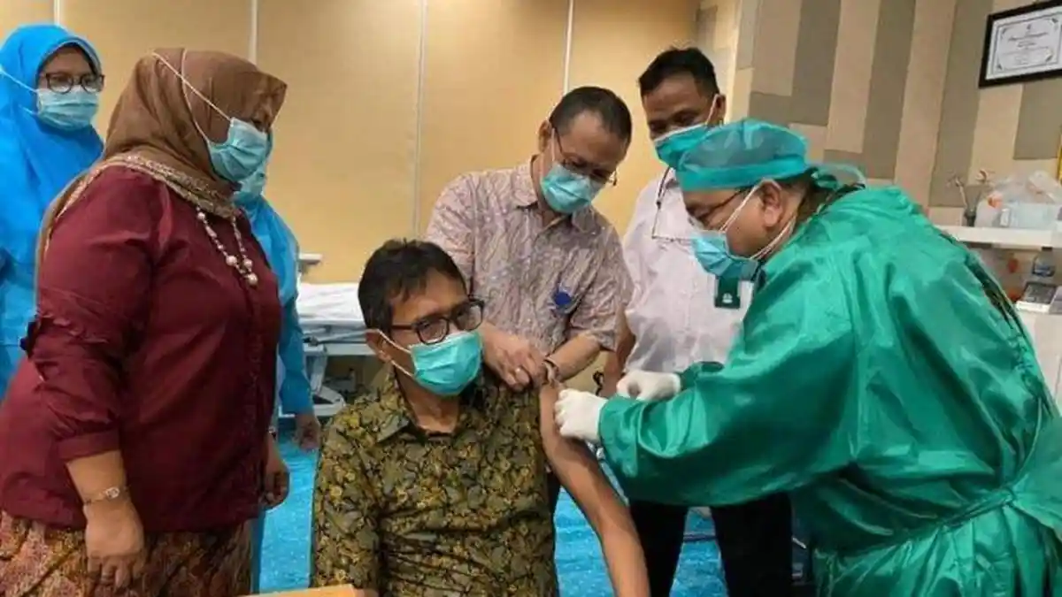 Mantan Gubernur Sumbar & Istri Positif Covid-19 Seminggu setelah Divaksin, Ini Kata Dinkes