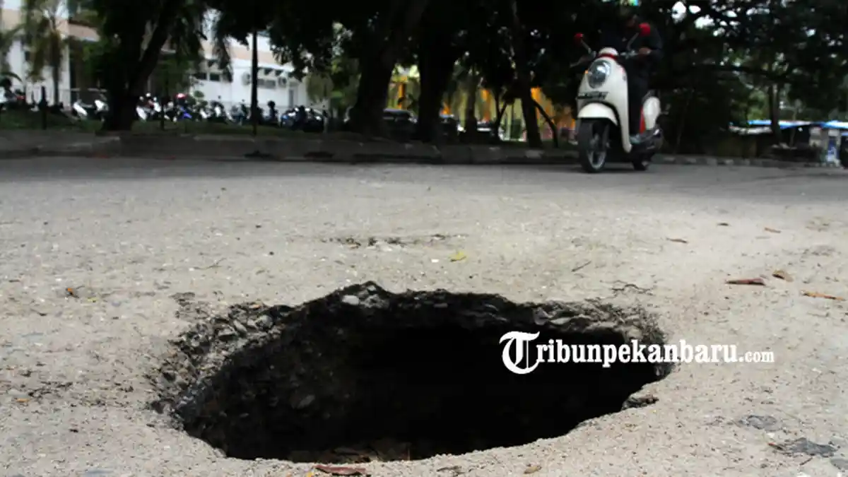 FOTO: Lubang di Jalan OK M Jamil Pekanbaru Bahayakan Pengendara - foto_lubang_di_jalan_ok_m_jamil_pekanbaru_bahayakan_pengendara_3.jpg