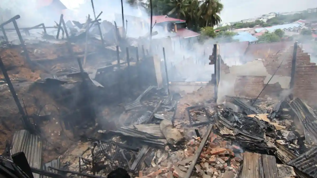 Pemadam Turunkan 10 Unit, Petugas Terkendala Padamkan Kebakaran di Sepinggan Balikpapan