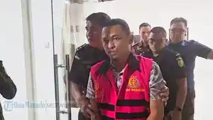 TERSANGKA-Bendahara-KPU-Boltim-bernama-Arga-Karian-ditahan-oleh-Kejari-Kotamobagu.jpg