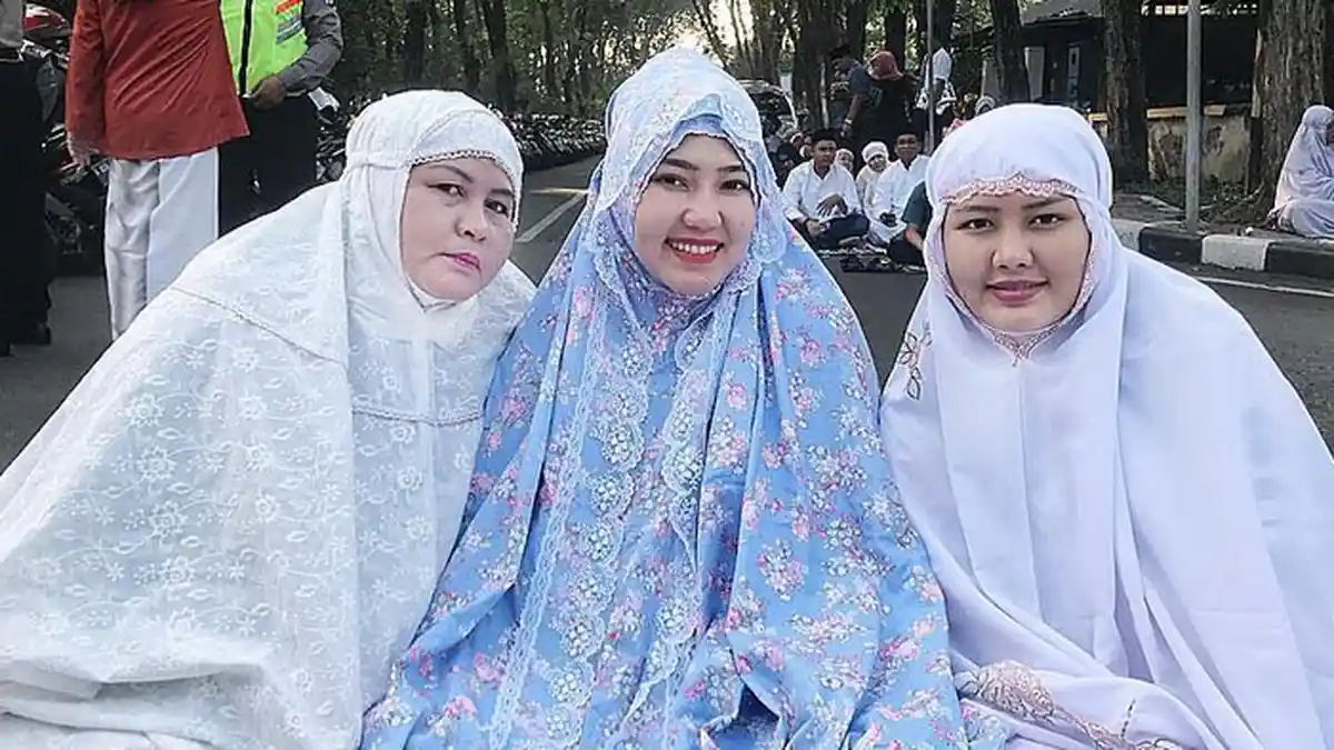 Via Vallen Elus Hingga Hapus Air Mata Sapi yang Ia Kurbankan, Ukuran Sapinya Jadi Sorotan