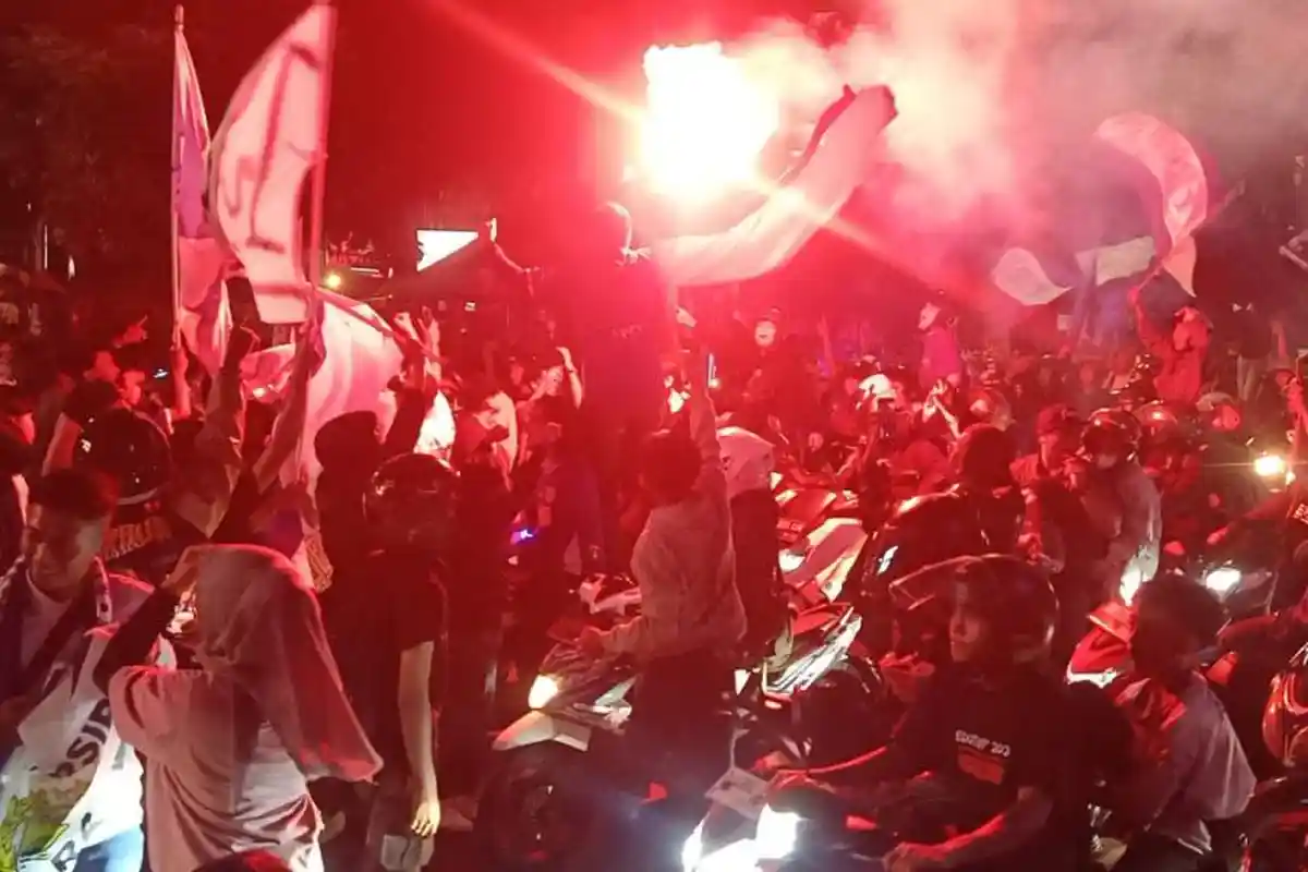 Kota Bandung Tiba-tiba Bising dan Macet Malam Ini, Puluhan Ribu Bototoh Tumpah Ruah di Jalan