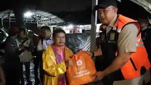 Bupati-Bogor-Rudy-Susmanto-menyalurkan-bantuan-bagi-korban-bencana-banjir.jpg