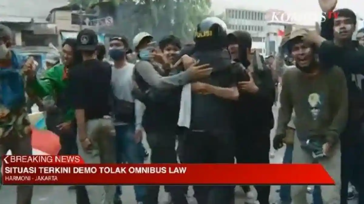 Baku Serang 1 Jam, Pendemo Peluk Polisi yang Tembaki Mereka: Kami Cuma Pengin Ngomong, Dengar!