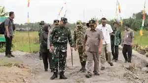 Bupati-Sleman-Harda-Kiswaya-Dandim-0732Sleman-Letkol-Arh-Reindi-Trisetyo-Nugroho-TMMD.jpg