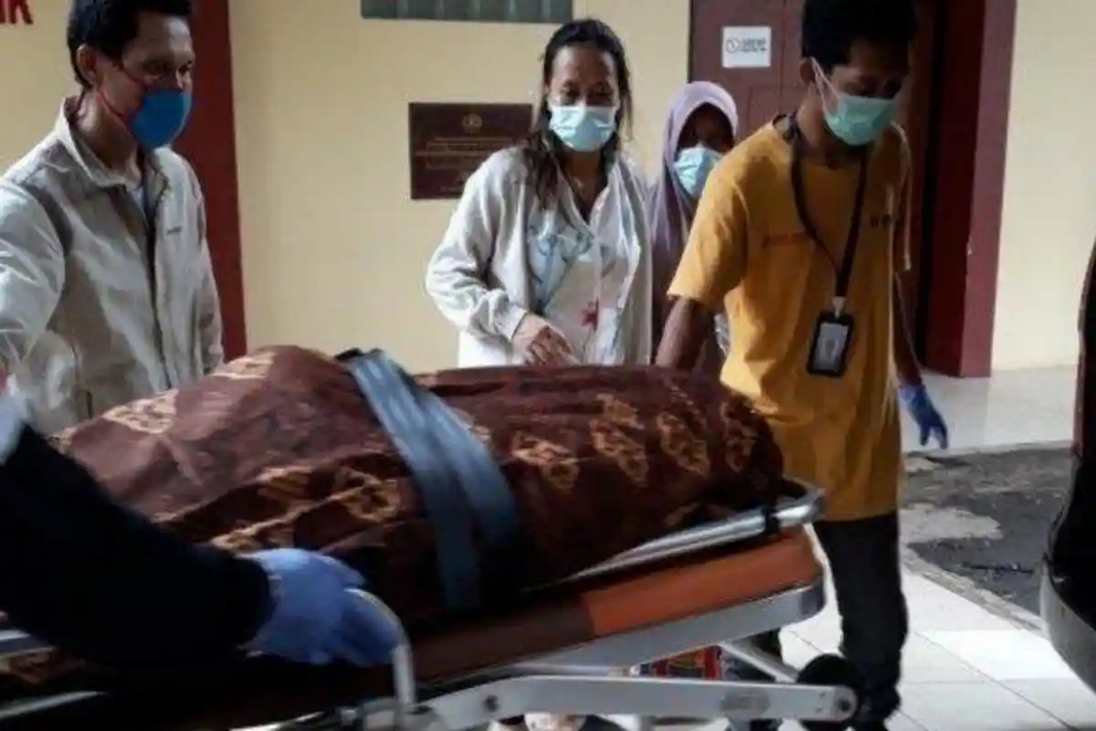 SADIS! Anak Kandung Digorok Hingga Mati, Lalu Sandera Warga Lewat, Satu Keluarga Diamankan Polisi