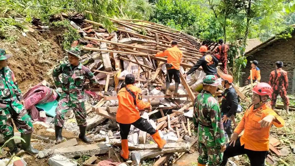 Warga Cijati Cilacap yang Tertimbun Material Longsor Ditemukan, Begini Kondisinya