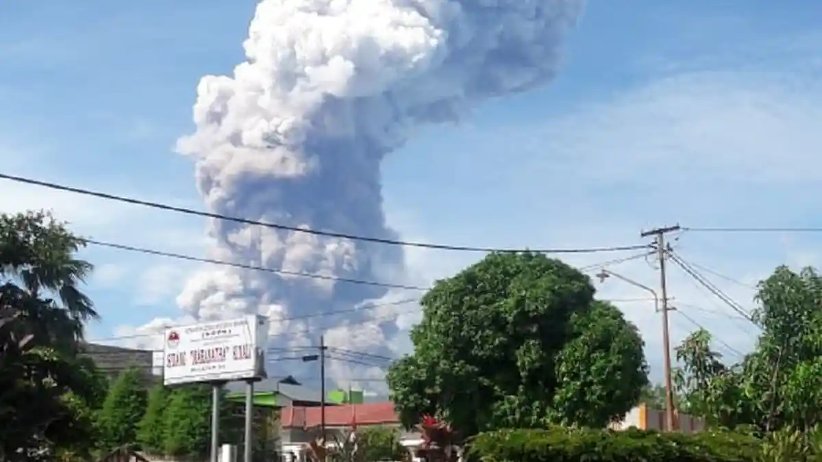 Semburan Abu Vulkanik Gunung Soputan Setinggi 4000 Meter, Warga Barat Laut Minahasa Waspada!