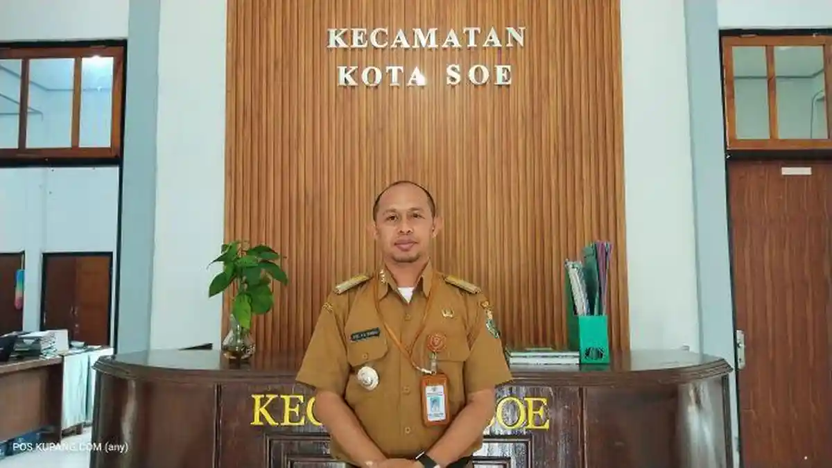 Camat Kota Soe Imbau Masyarakat Kibarkan Bendera, Umbul-umbul dan Jaga Kebersihan - Pos-kupang.com