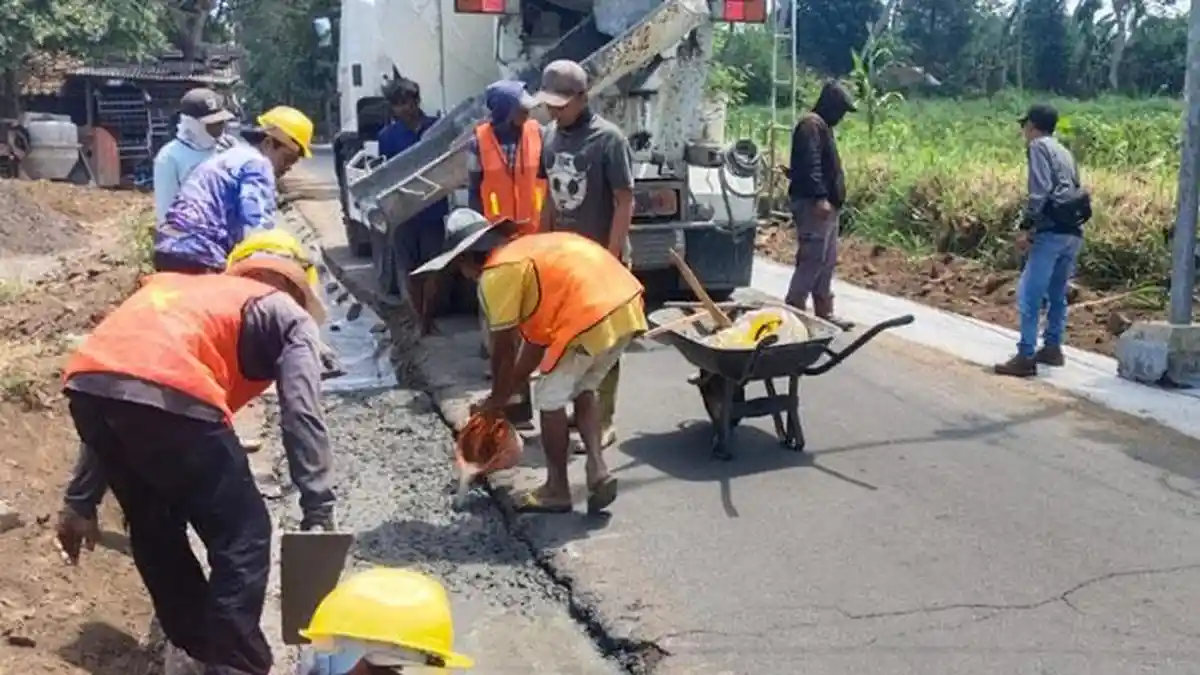 Dilintasi Kendaraan Melebihi Tonase, Jalan di Bondowoso Cepat Rusak