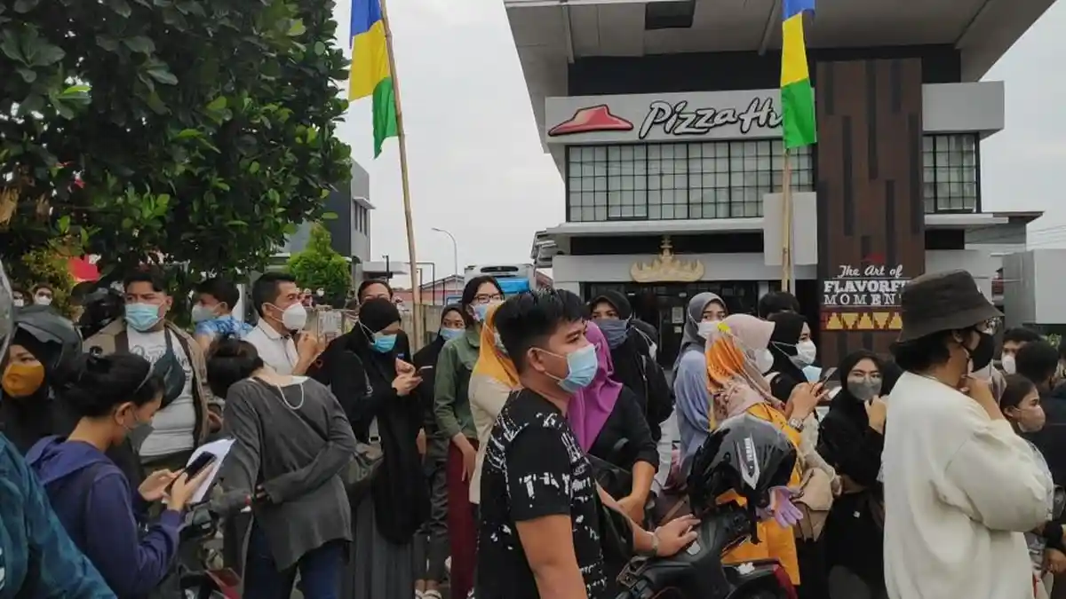 Mengira Ada Vaksinasi, Kerumunan Warga di Pizza Hut Bandar Lampung Dibubarkan Satgas Covid-19