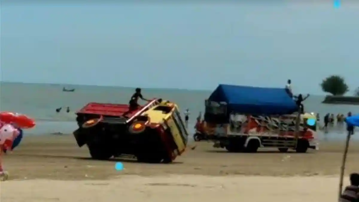 Viral Video 2 Truk Balap Liar hingga Terguling, Melaju Ugal-ugalan dan Ditumpangi Belasan Orang