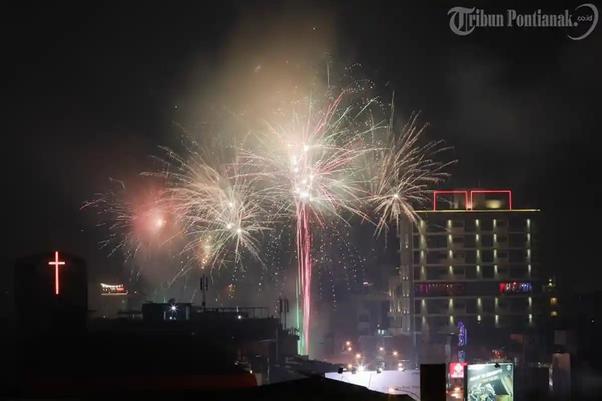 FOTO: Pesta Kembang Api Sambut Tahun Baru Imlek di Pontianak Kalimantan Barat - pesta-kembang-api1.jpg