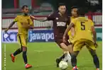 pemain-psm-makassar-marc-klok-berusaha-melawati-pemain-bhayangkara-fc.jpg