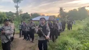 PATROLI-BERSAMA-Pasukan-pengamanan-di-lokasi-konflik-di-Kecamatan-Adonara-Timur.jpg
