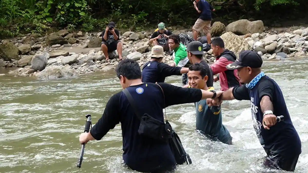 Burung Bidadari, Si Genit Yang Terancam Punah - capttim-saat-menyeberang-sungai-tayawi_20170717_174308.jpg