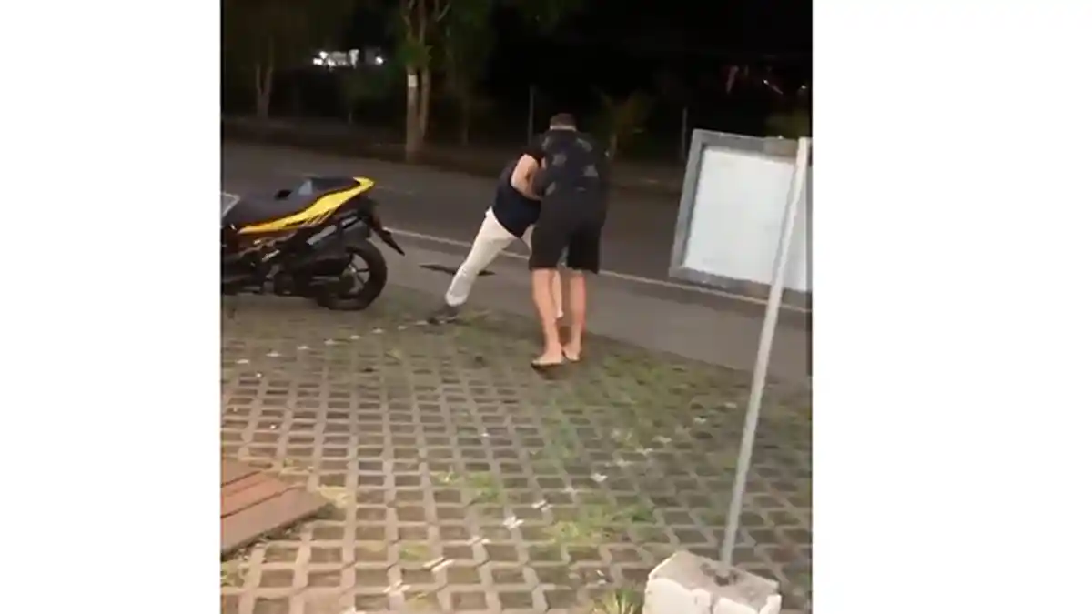 Viral di Medsos Dua Bule Duel Layaknya Adegan MMA di Tibubeneng, Ini Dugaan Penyebabnya