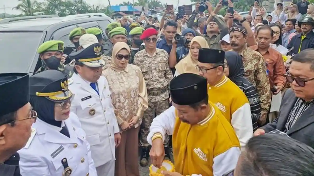 Neni Moernieani dan Agus Haris Disambut Warga dan Forkopimda di Tugu Selamat Datang Kota Bontang
