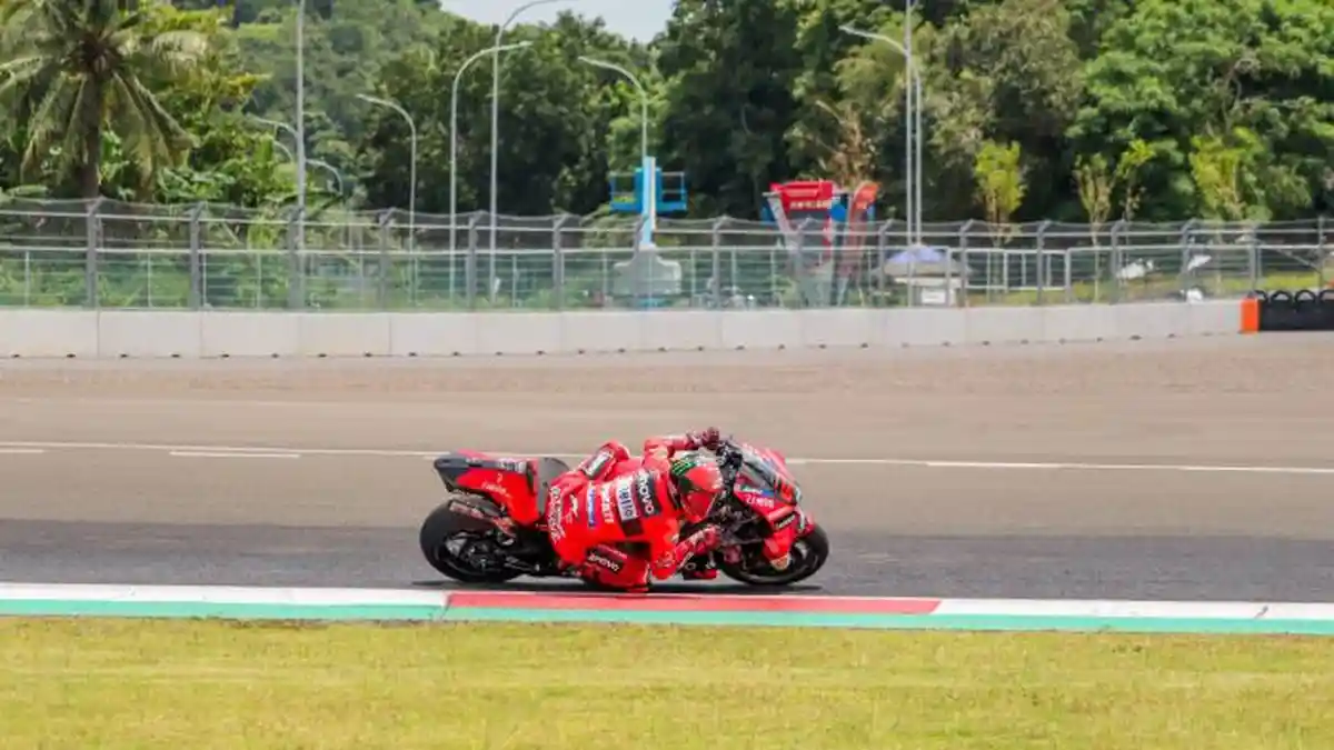Foto-Foto Francesco Bagnaia sang Juara Dunia MotoGP 2022 di Sirkuit ...