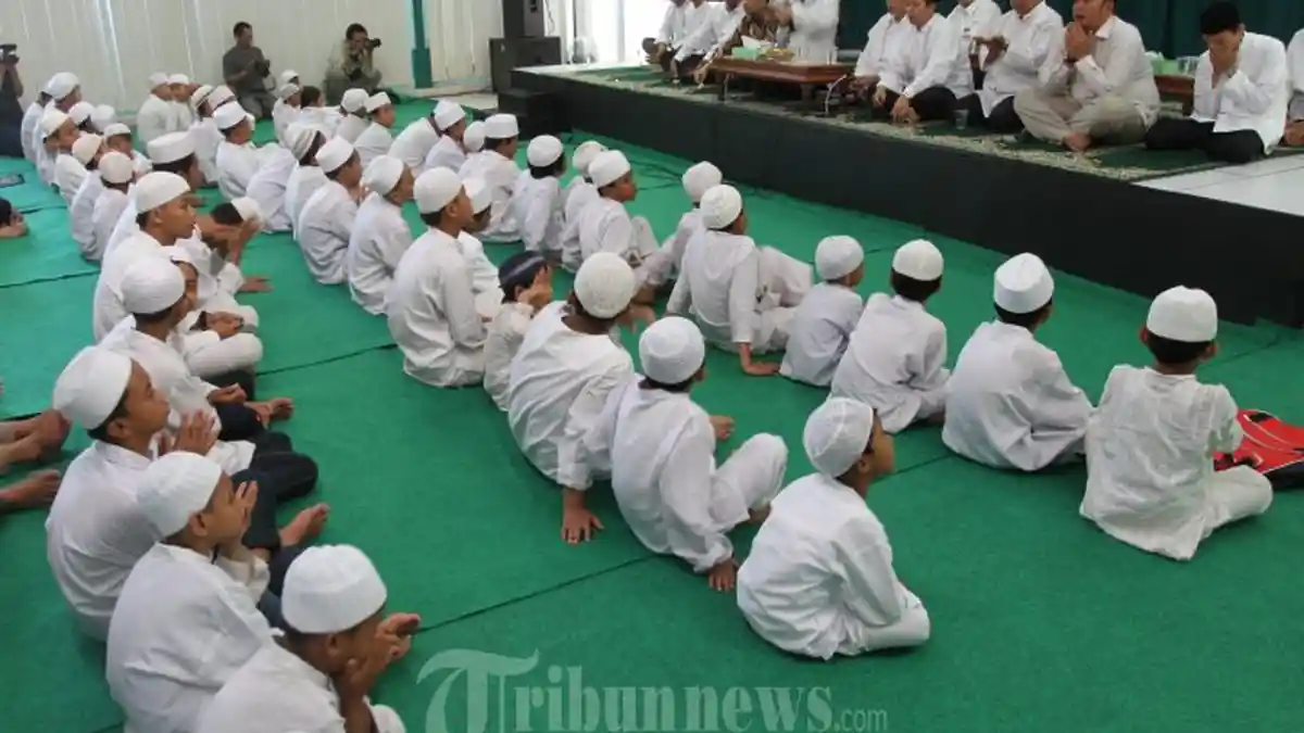 Contoh Doa untuk Guru di Momen Hari Guru Nasional 2024, Bahasa Arab Beserta Artinya