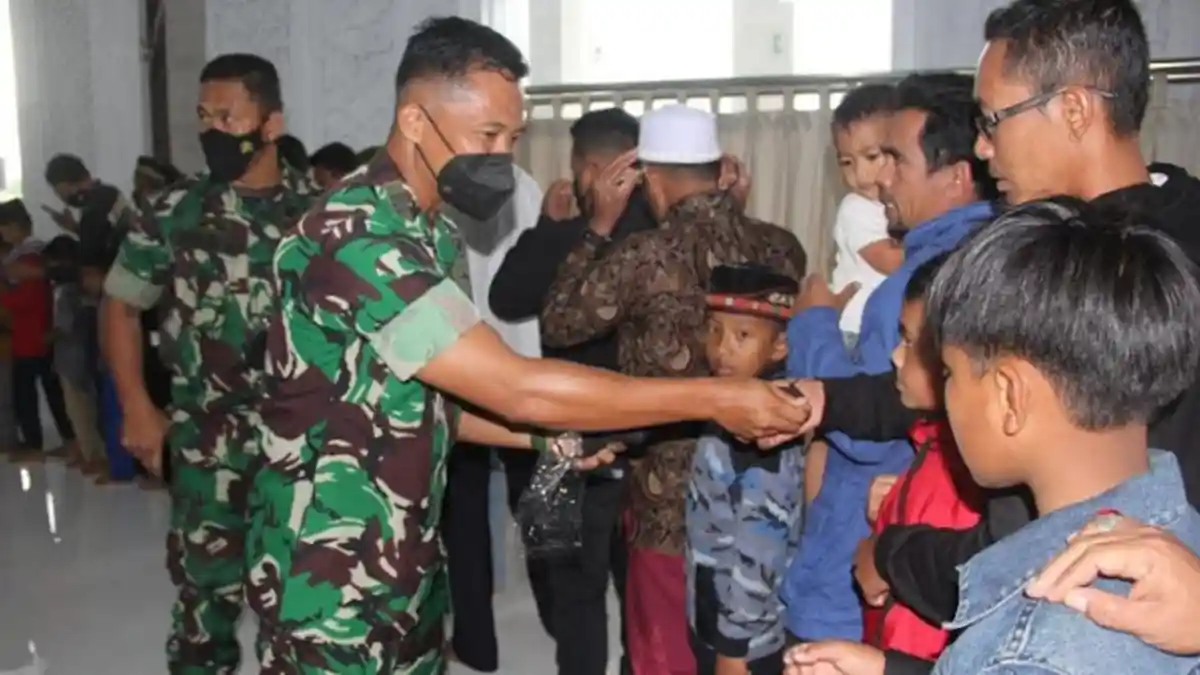 Cegah Penyebaran Virus Corona, TNI Bagi Masker di Masjid Agung Babussalam Bener Meriah
