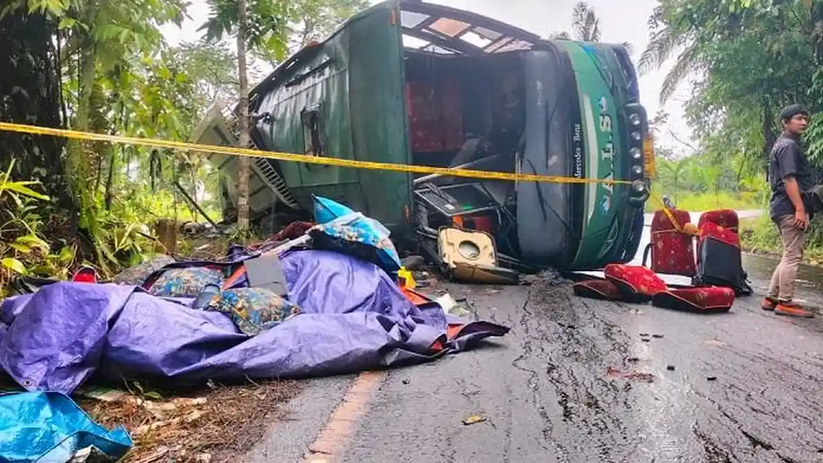 Rangka Bus ALS Masih Tergeletak Pasca Kecelakaan di Malalak, Warga Bantu Pengendara Lewat