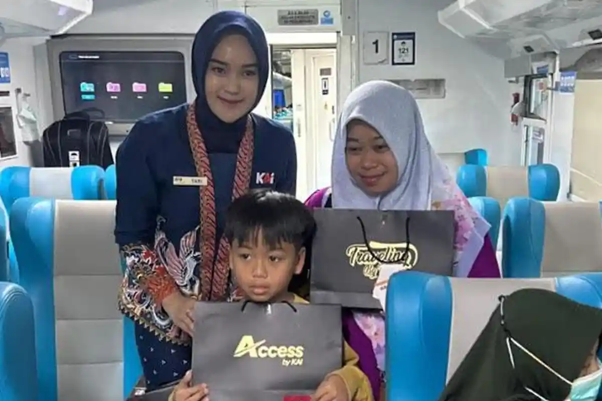 Peringati Hari Pelanggan Nasional, KAI Daop 8 Sapa Pelanggan KA Mutiara Timur