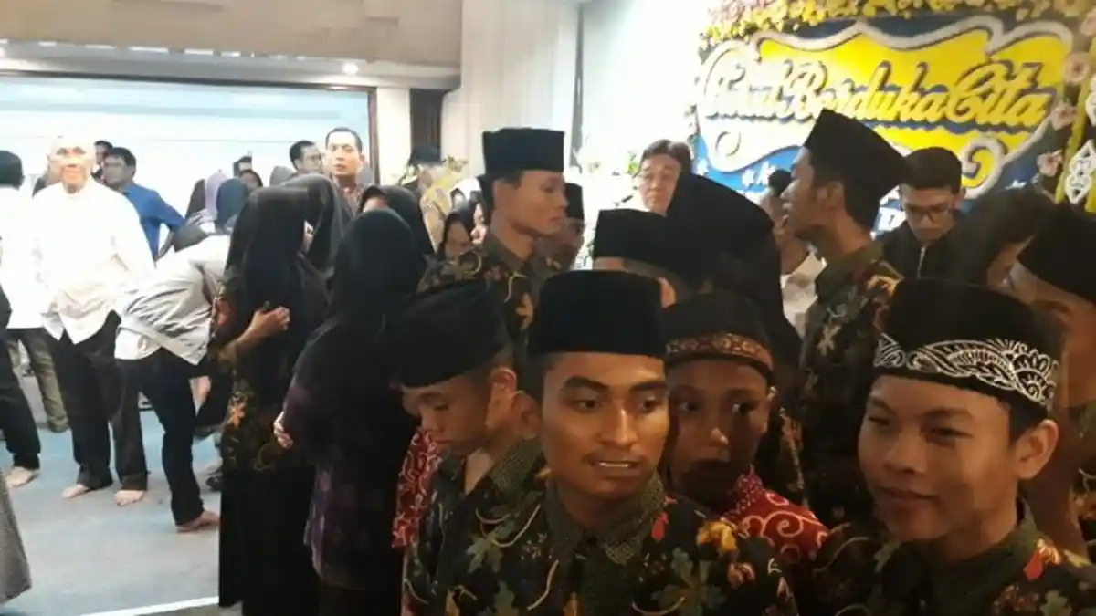 Puluhan Santri Diundang untuk Doakan Adara Taista di Rumah Duka