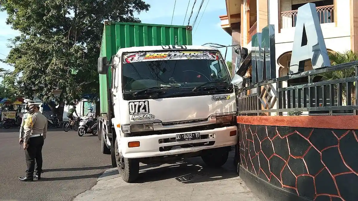Kecelakaan Tunggal, Mobil Kontainer Tabrak Pagar Masjid Al Manar Parepare