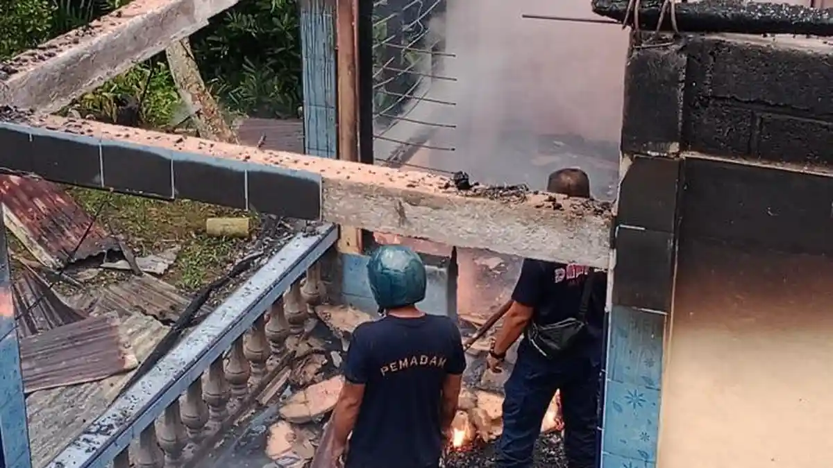 Atap Rumah Kontrakan Warga di Buleleng Roboh Akibat Kebakaran