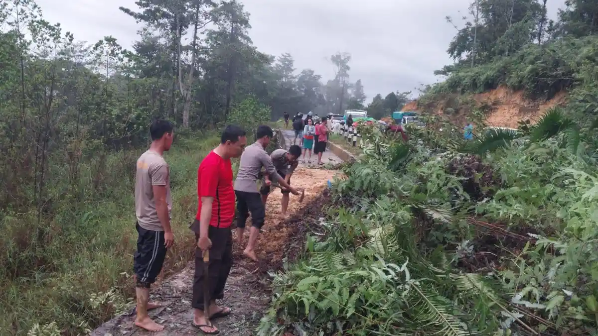 BREAKING NEWS - Tanah Longsor Timbun Jalan  Sajingan Besar Sambas