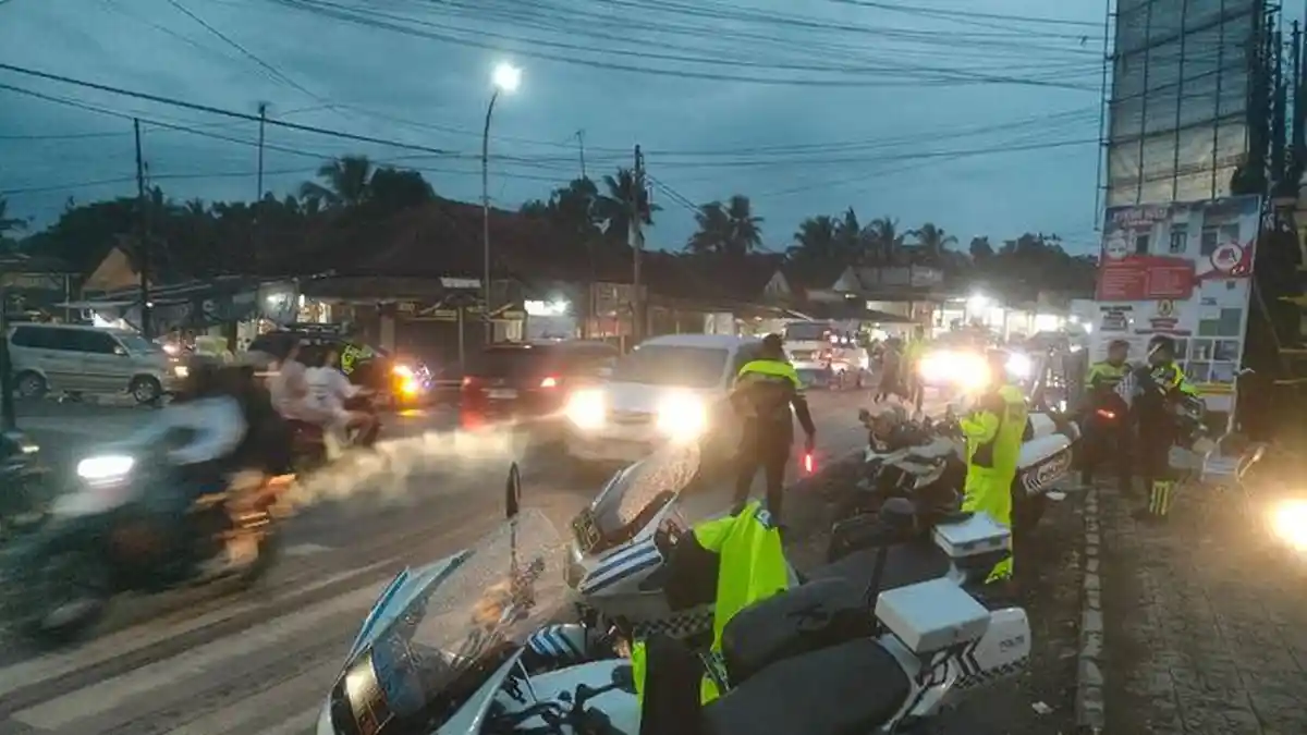 Arus Balik Lebaran, Jalan Nasional Pangandaran Masih Dipadati Kendaraan Wisatawan