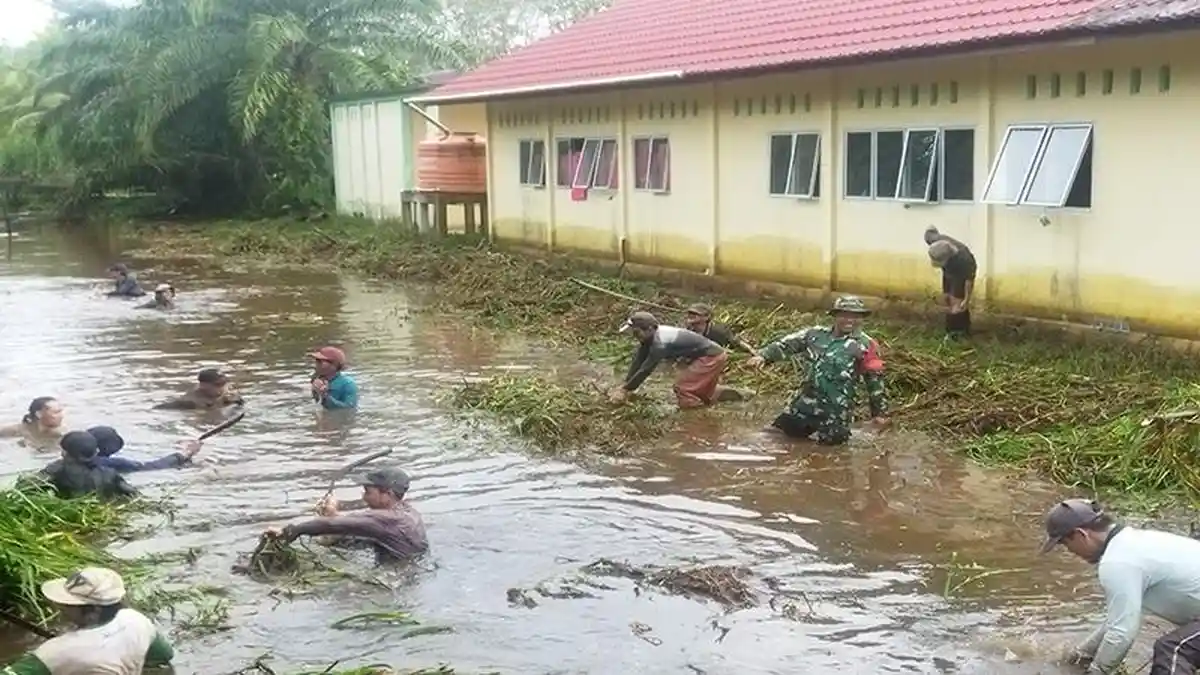 Antisipasi Banjir, Warga Desa Pipit Teja Teluk Keramat Sambas Gotong-royong Bersihkan Sungai