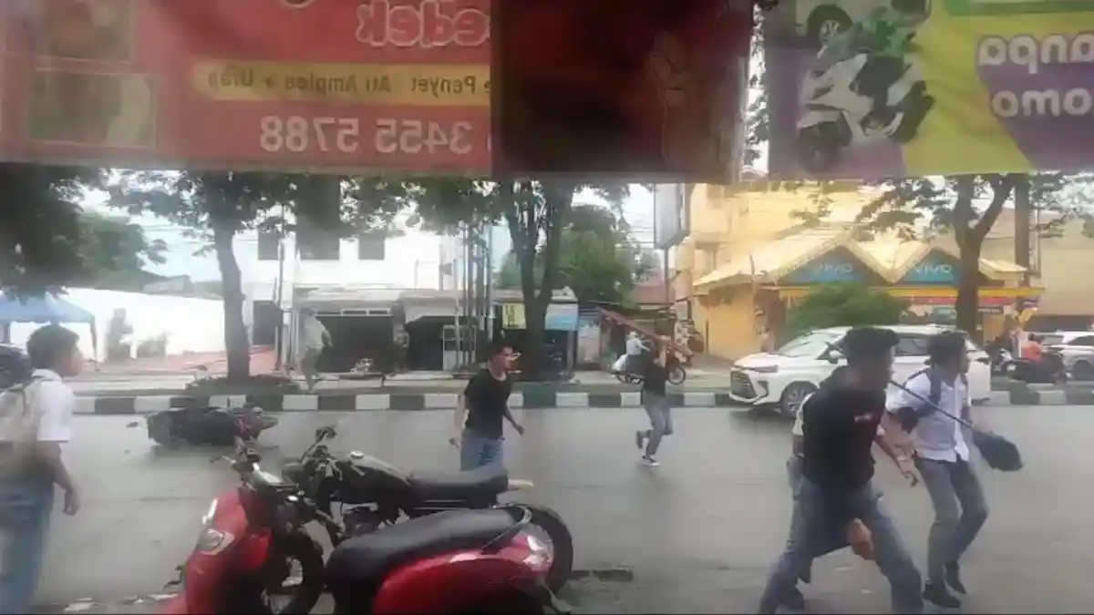 Puluhan Pelajar Tawuran di Jalan Sisingamangaraja Medan, 2 Orang Alami Luka, Diduga Kena Bacok