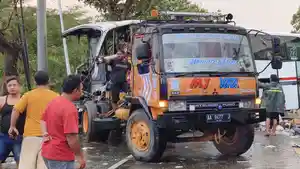 evakuasi-bangkai-bus-surya-bali-kecelakaan-di-pantura-pati.jpg