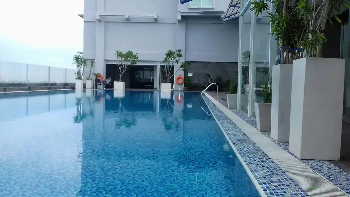 Yuk Nikmati Kolam Renang Hotel Four Points By Sheraton Makassar