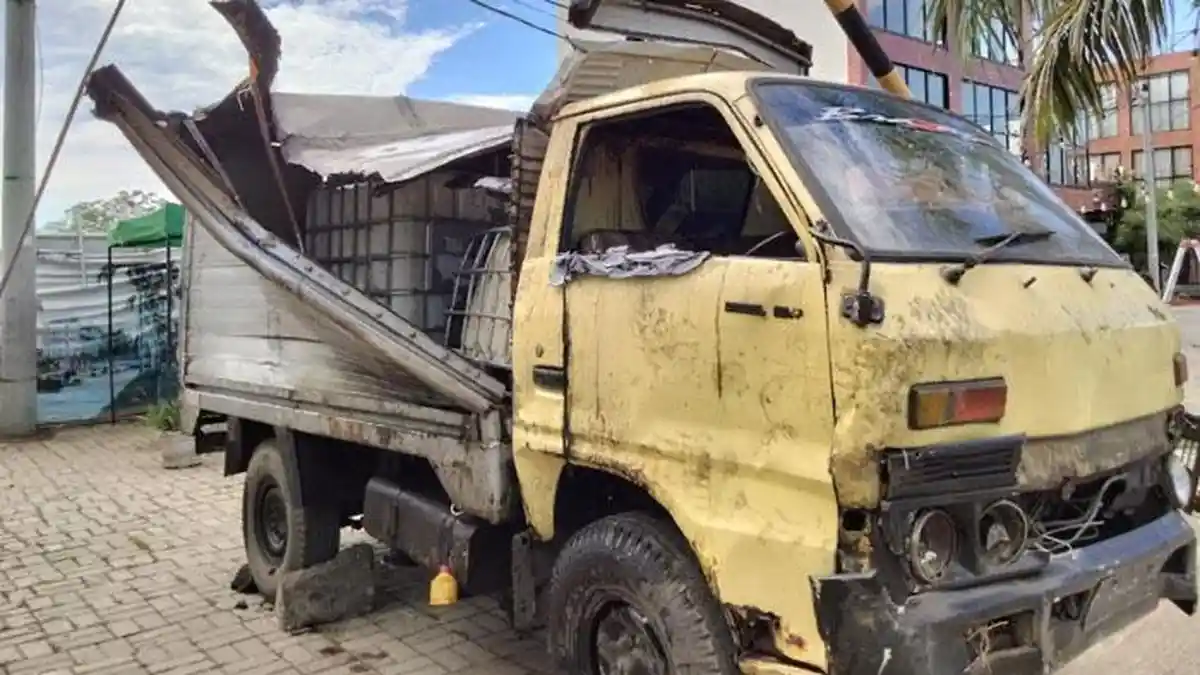 Truk Pengangkut Solar Terguling di Jalan Raya Kemang Bogor, Sopir Melarikan Diri