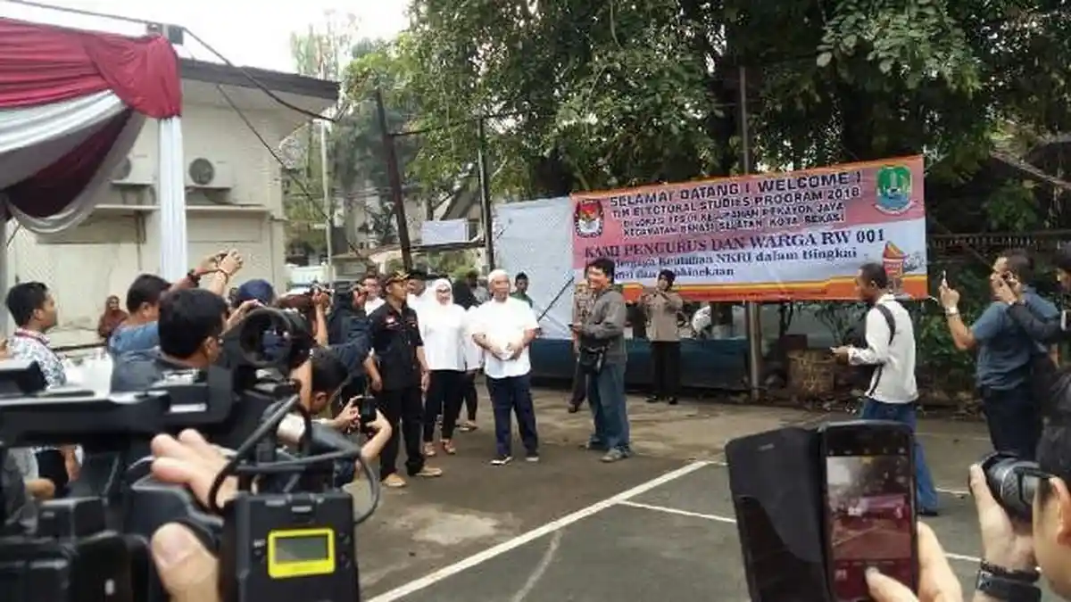 Berangkat Nyoblos Bareng, Rahmad Effendi dan Keluarga Kompak Berbusana Putih