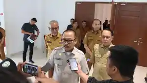 Gubernur-Sulbar-Suhardi-Duka-saat-dimintai-keterangan-di-sela-wawacara-calon-kepala-OPD.jpg