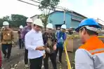 Bupati-Sidoarjo-Subandi-saat-melakukan-sidak-ke-lokasi-ledakan-di-PT-Great-Well-Steel.jpg
