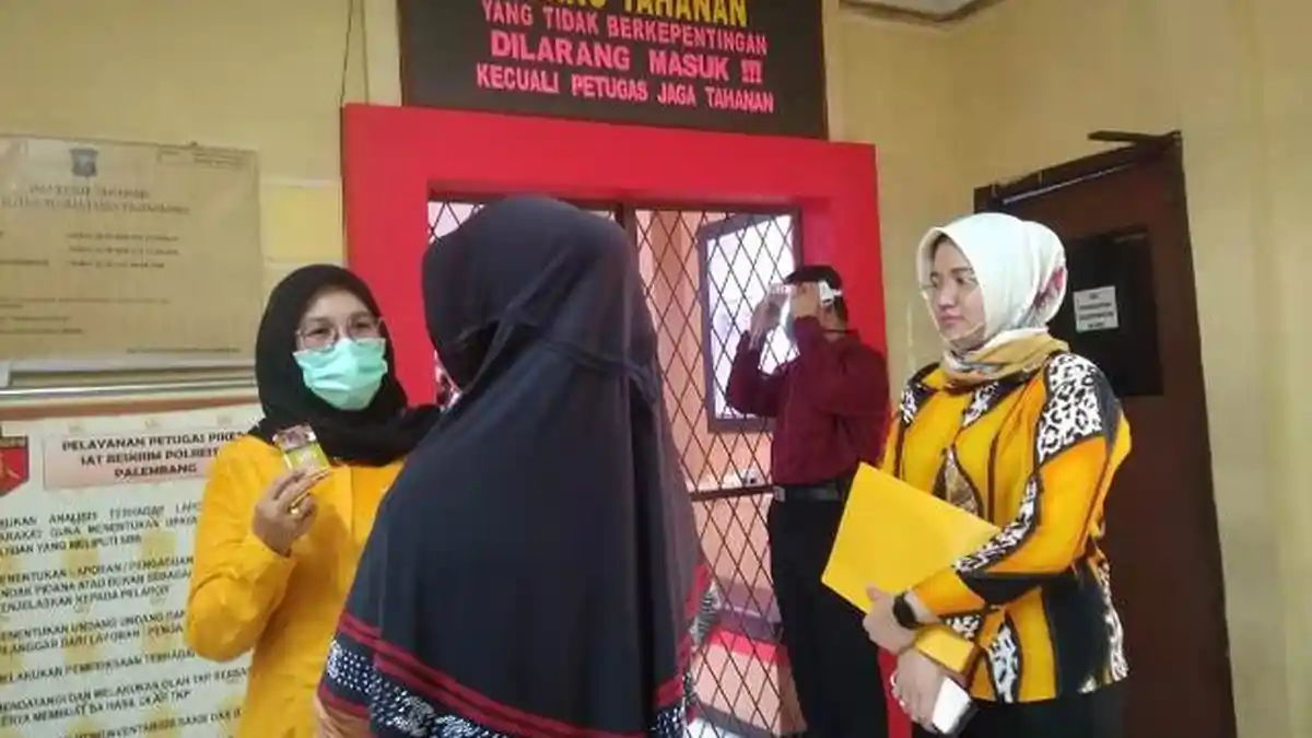 Dampak PSBB, Keluarga Tak Bisa Bertemu Langsung Tahanan Polrestabes Palembang, Hanya Bisa Video Call