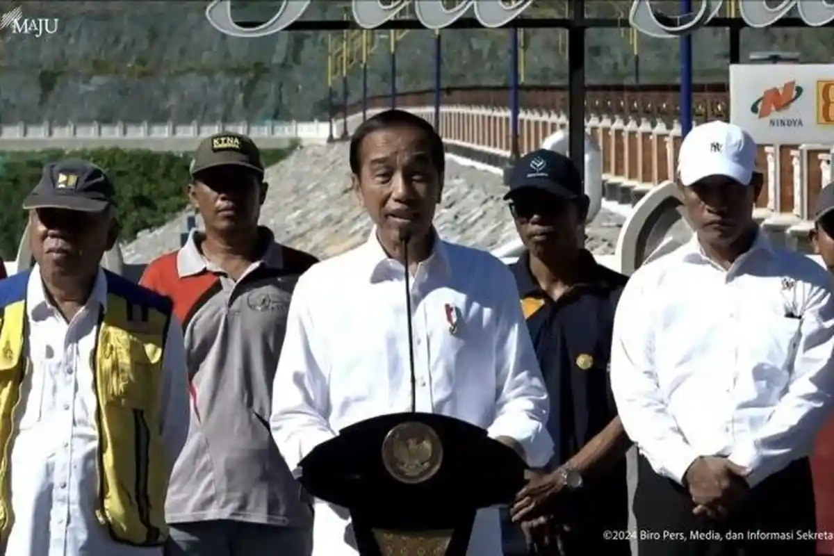 Momen Presiden Jokowi Ngevlog Bareng Menteri PUPR di Bendungan Tiu Suntuk Sumbawa Barat