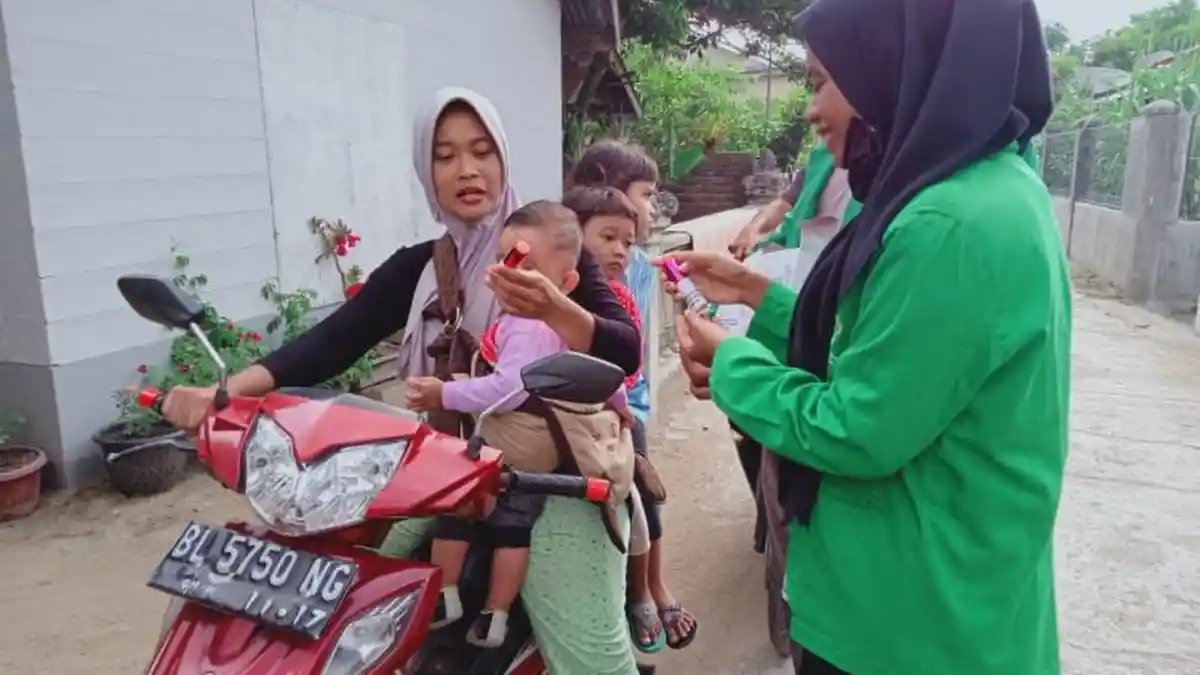 Mahasiswa KKN dari Unimal Semprot Disinfektan ke Puskesmas di Lhokseumawe dan Bagikan Hand Sanitizer