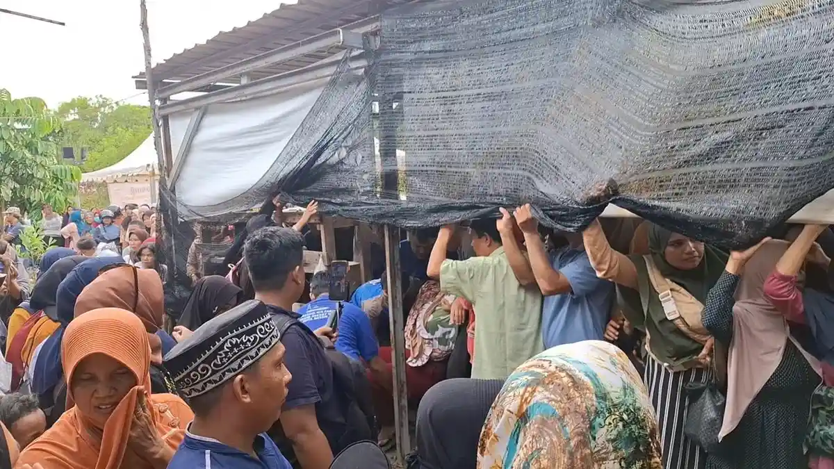 Rebutan Daging Qurban Sapi Prabowo, Ibu-ibu di Batam Pingsan Terhimpit Antrian