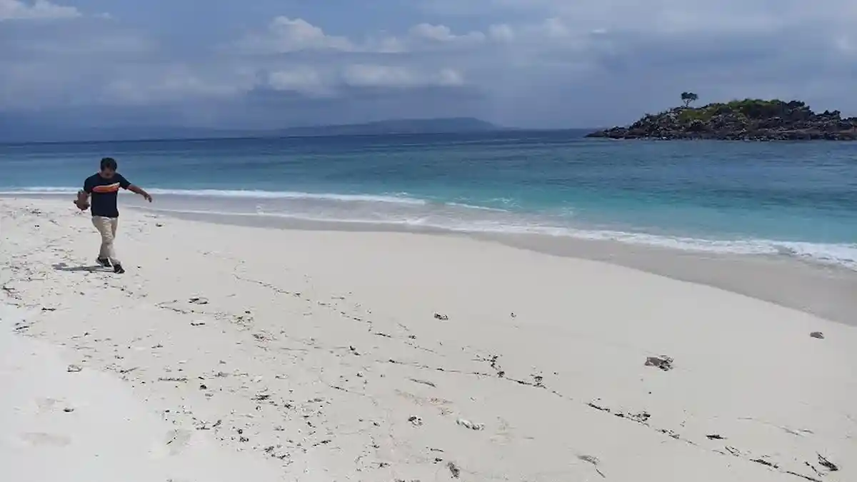 Keindahan Pantai Paheng Waq Lembata Dinodai Sampah Plastik