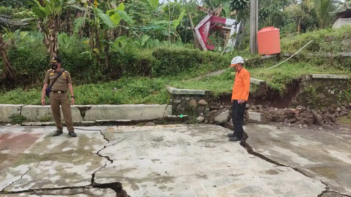 Pergerakan Tanah di Tangjungmedar Sumedang Ancam Warga Empat Dusun, Akses Jalan Terputus