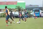 Pemain-Sumut-United-FC-melakukan-latihan-di-lapangan-sepakbola-Solo.jpg